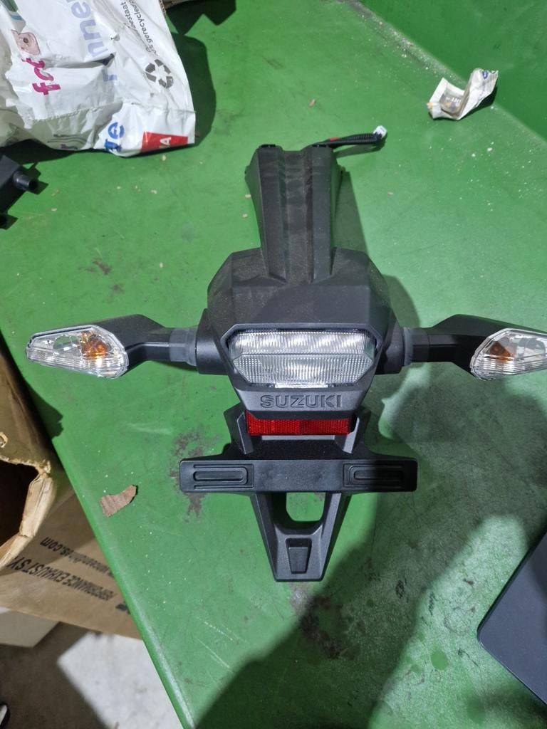 Nieuwe Achterspatbord + Verlichting Suzuki GSX-8R, Motoren, Ophalen of Verzenden