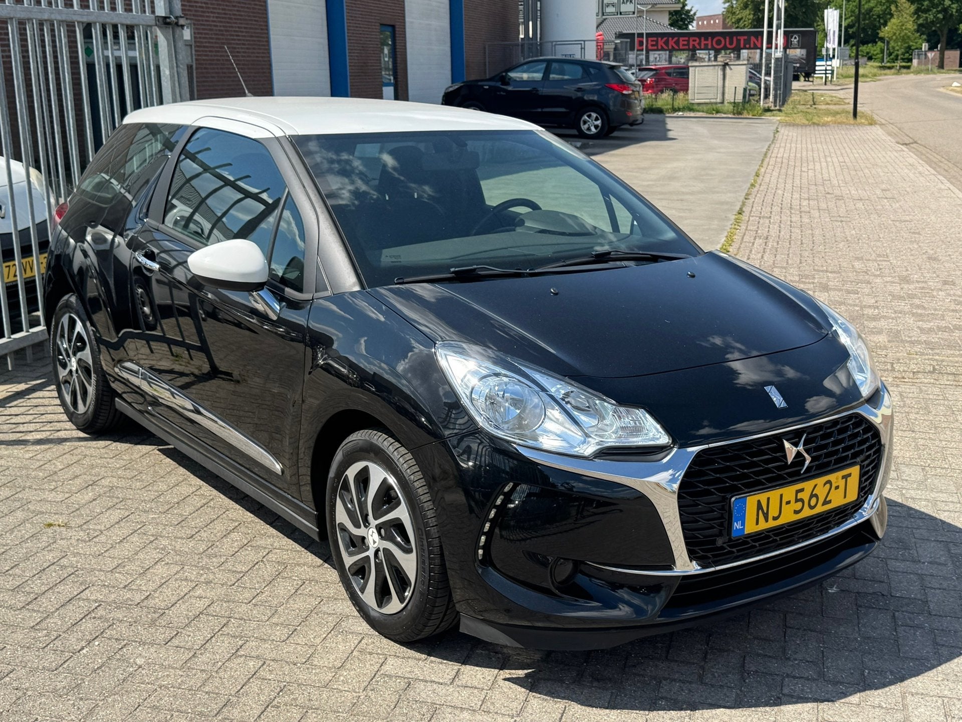 Citroen DS3 1.2 PureTech Chic 82PK! NL AUTO NAP! 2e eigenaar, Voorwielaandrijving, Stof, Gebruikt, 1199 cc