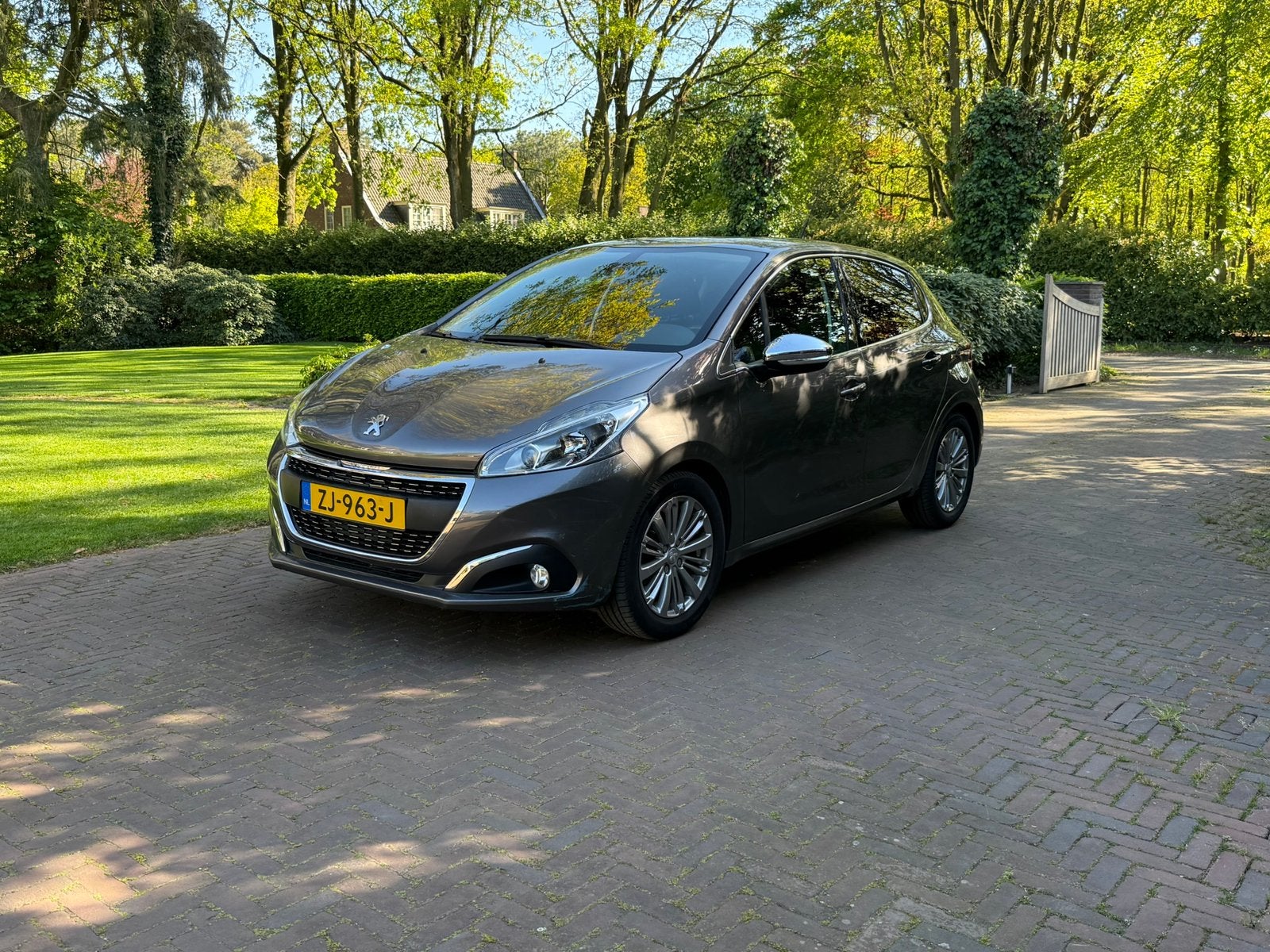 Peugeot 208 1.2 VTI 60KW/82PK 5-D 2018 Grijs, Auto's, Voorwielaandrijving, 31 €/maand, 1199 cc, Handgeschakeld