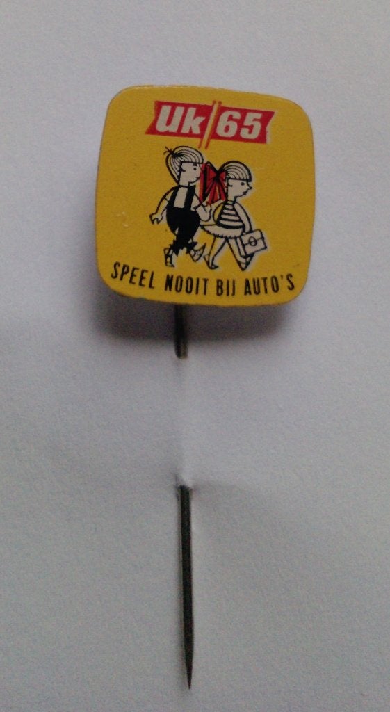 Speldje UK65 "speel nooit bij auto's" Veilig Verkeer actie, Verzamelen, Ophalen of Verzenden, Zo goed als nieuw, Overige onderwerpen