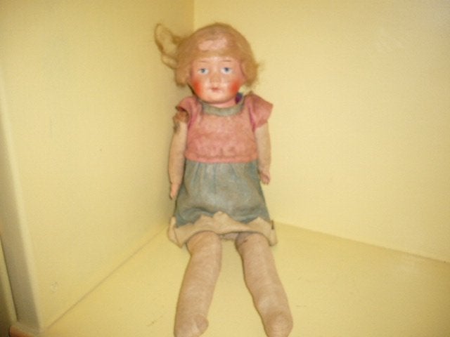 Mie18,<> antiek stoffen popje stro gevuld 41 cm lang, Verzenden