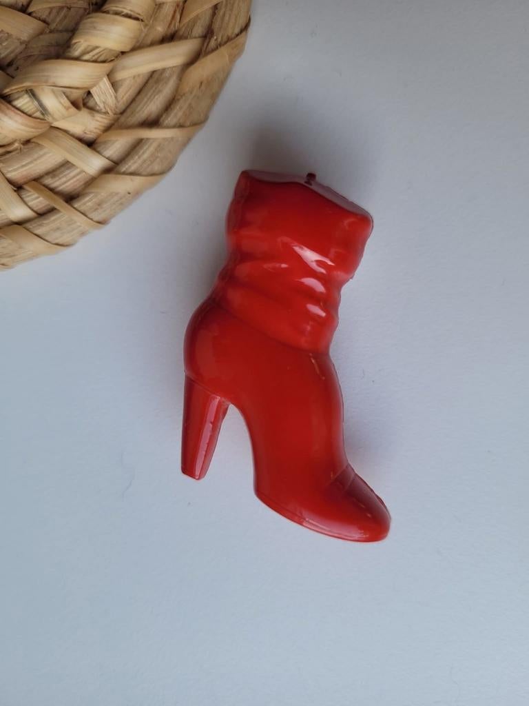 Vintage broche rode laars, Ophalen of Verzenden, Zo goed als nieuw, Rood, Overige materialen