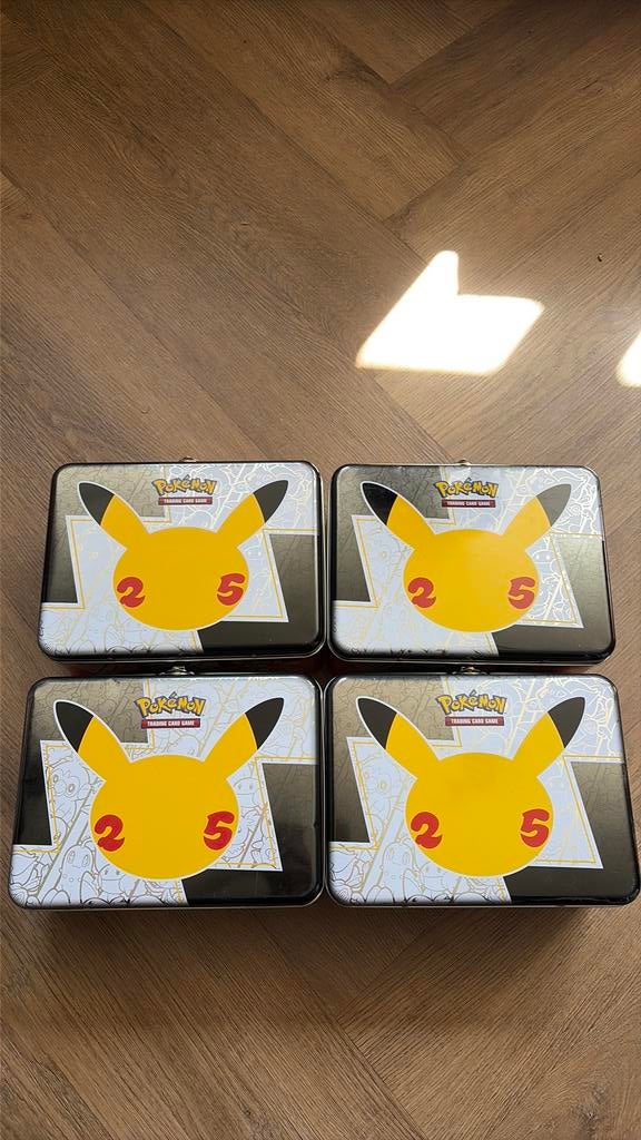Pokemon tin inc kaartjes en accessoires, Ophalen of Verzenden, Zo goed als nieuw