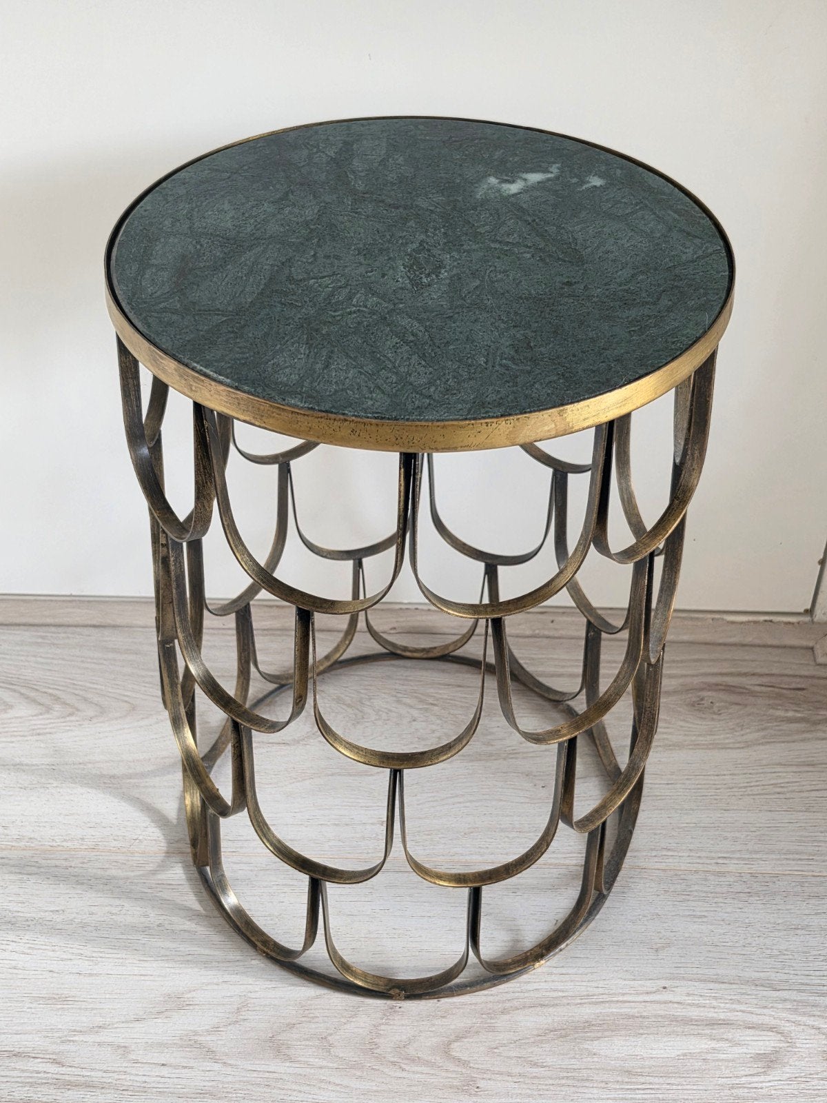 Ronde bijzettafel met marmeren blad en metalen onderstel, Huis en Inrichting, Ophalen, Minder dan 45 cm, Minder dan 55 cm, Metaal of Aluminium