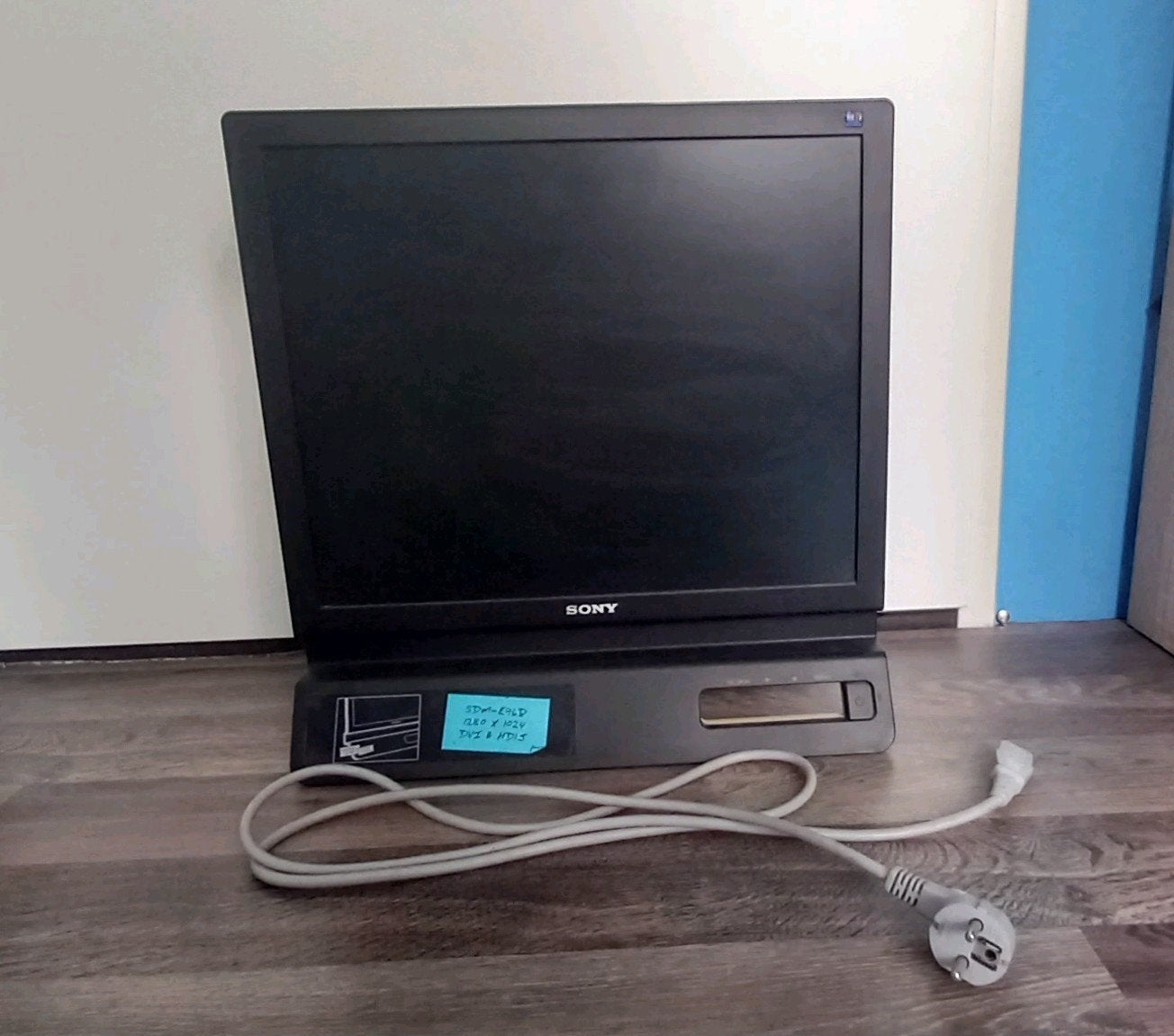 Sony SDM-E96D 19" uit 2006, Ophalen