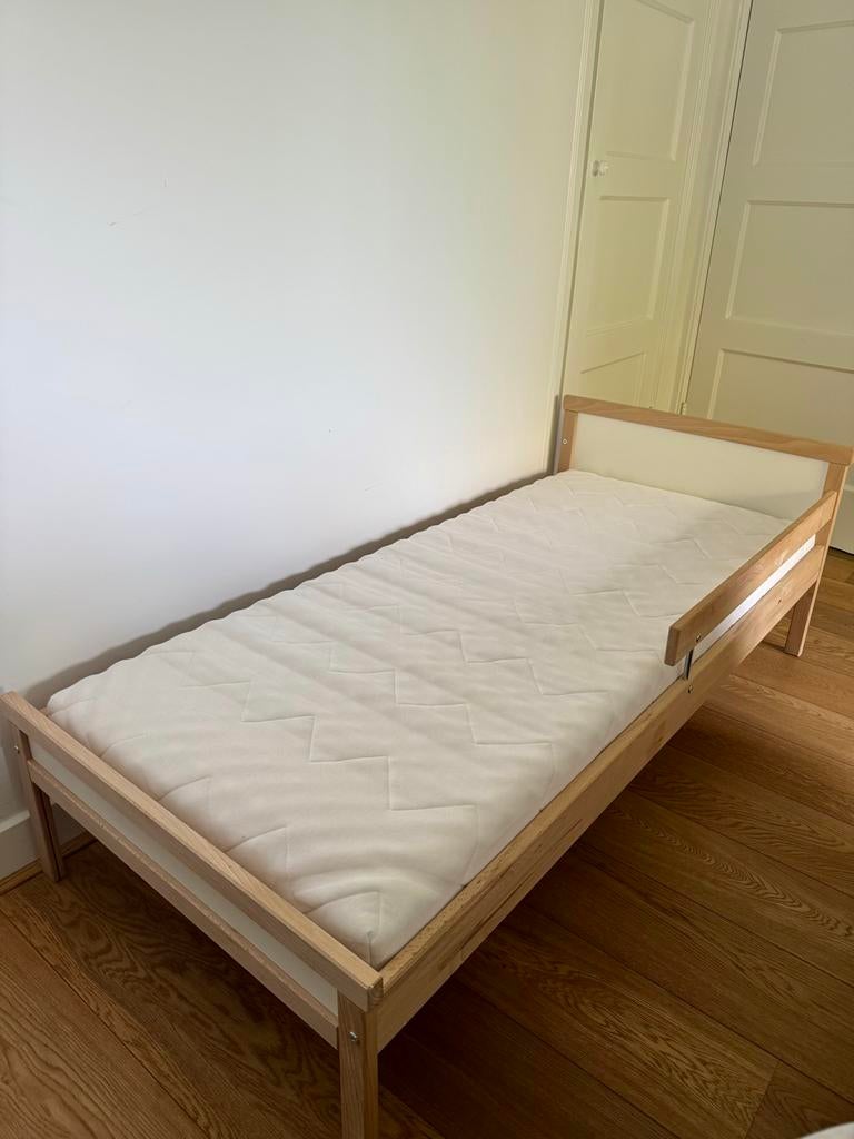 Houten peuterbed met matras, Huis en Inrichting, Slaapkamer | Bedden, Ophalen, 190 cm of minder, Zo goed als nieuw, Hout
