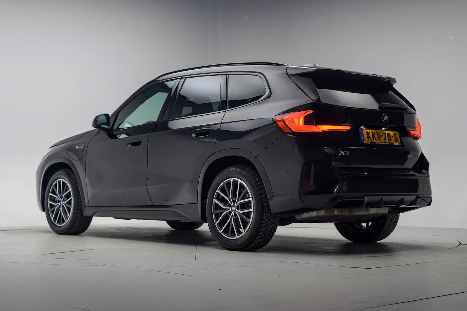 BMW X1 xDrive25e M Sport Shadow [ LED HUD 360°cam Stoelverw, Auto's, BMW, 136 pk, Gebruikt, Zwart, Bedrijf