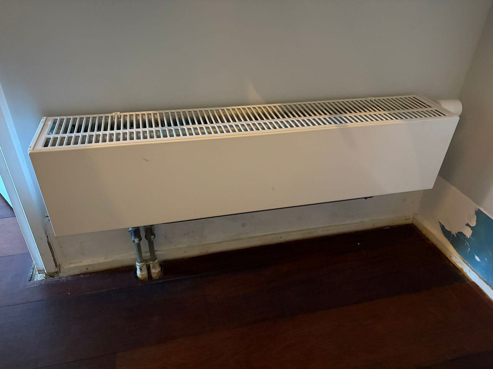 Radson plintradiator type 33-200-900 967w, Ophalen, 30 tot 80 cm, Radiator, Zo goed als nieuw