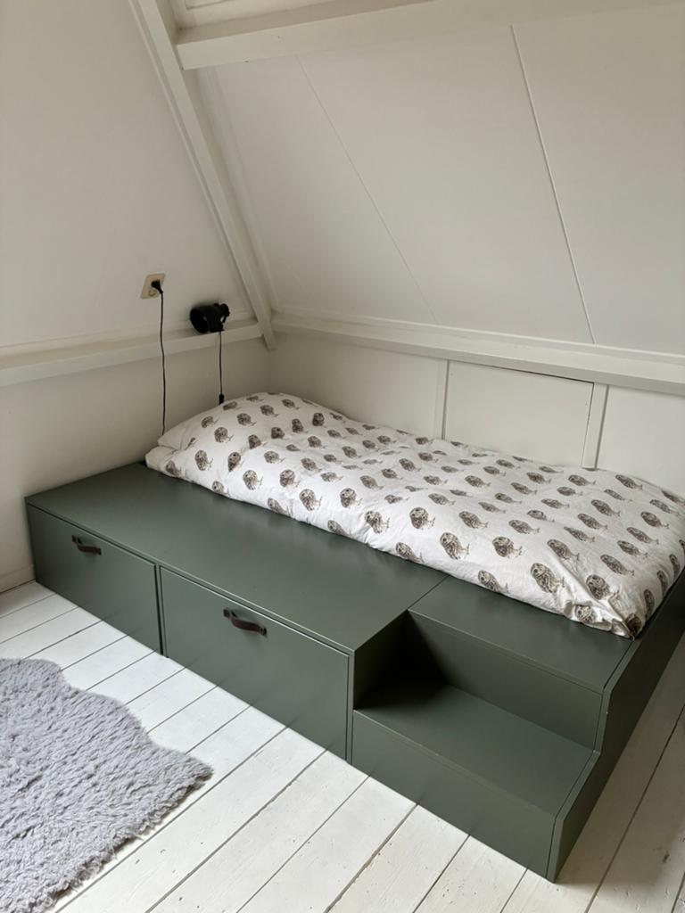 VT Wonen Stage bed, Ophalen, 85 tot 100 cm, Zo goed als nieuw, Lattenbodem