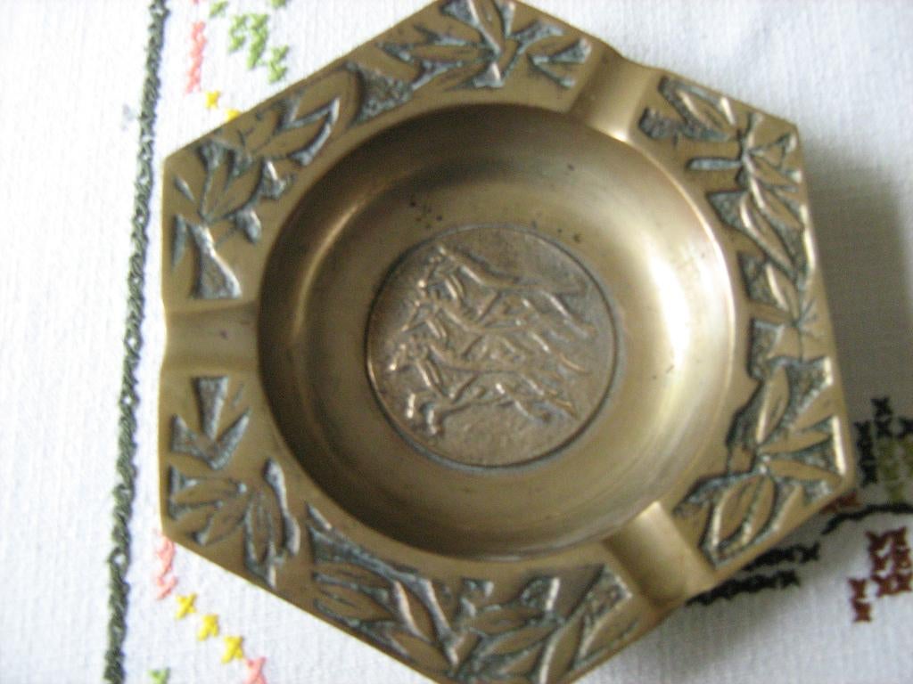 Asbak, art nouveau, 3 renpaarden, , diameter 11 cm koper, Ophalen