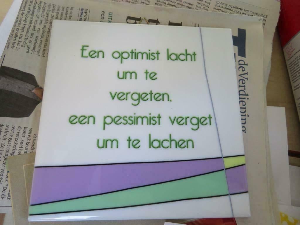 tegeltje met spreuk in het Drents + boekje Jasbuus, Verzenden