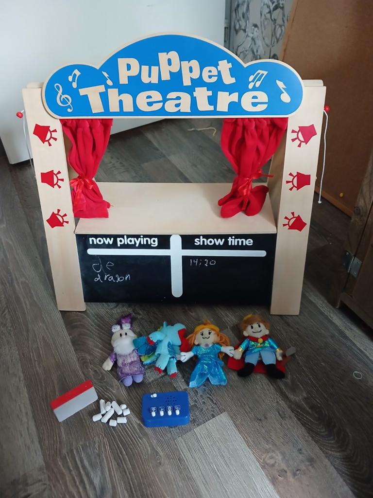 Houten Poppenkast met 4 Handpoppen, Krijtbord en Geluidjes, Kinderen en Baby's, Speelgoed | Poppen, Ophalen of Verzenden, Overige typen