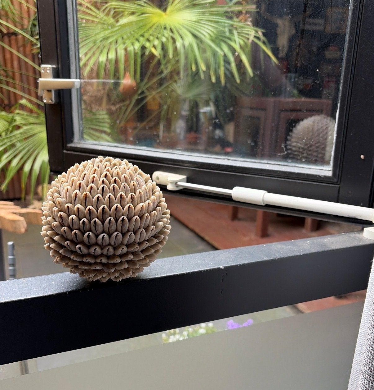 Decoratieve bol van kauri schelpen, Huis en Inrichting, Beige, Boho, Ophalen of Verzenden, Zo goed als nieuw