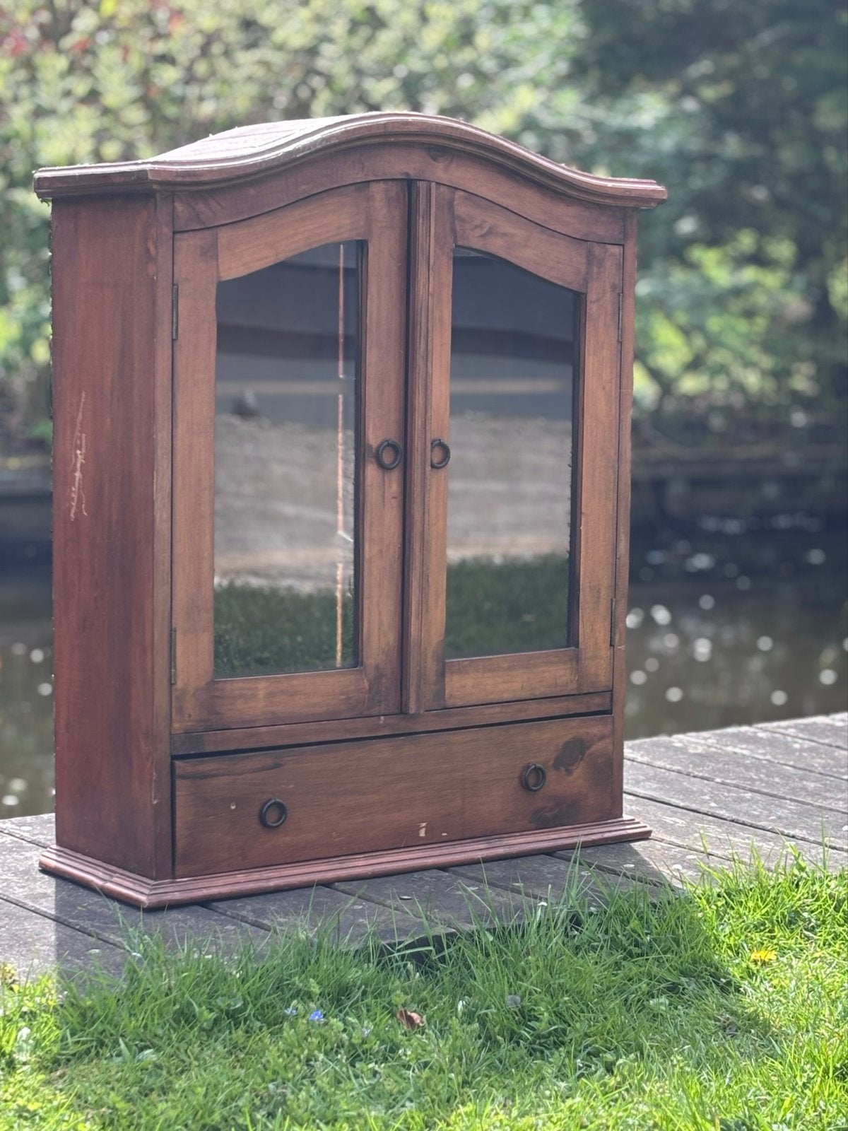 Vintage houten wandkastje met glas en lade, Ophalen