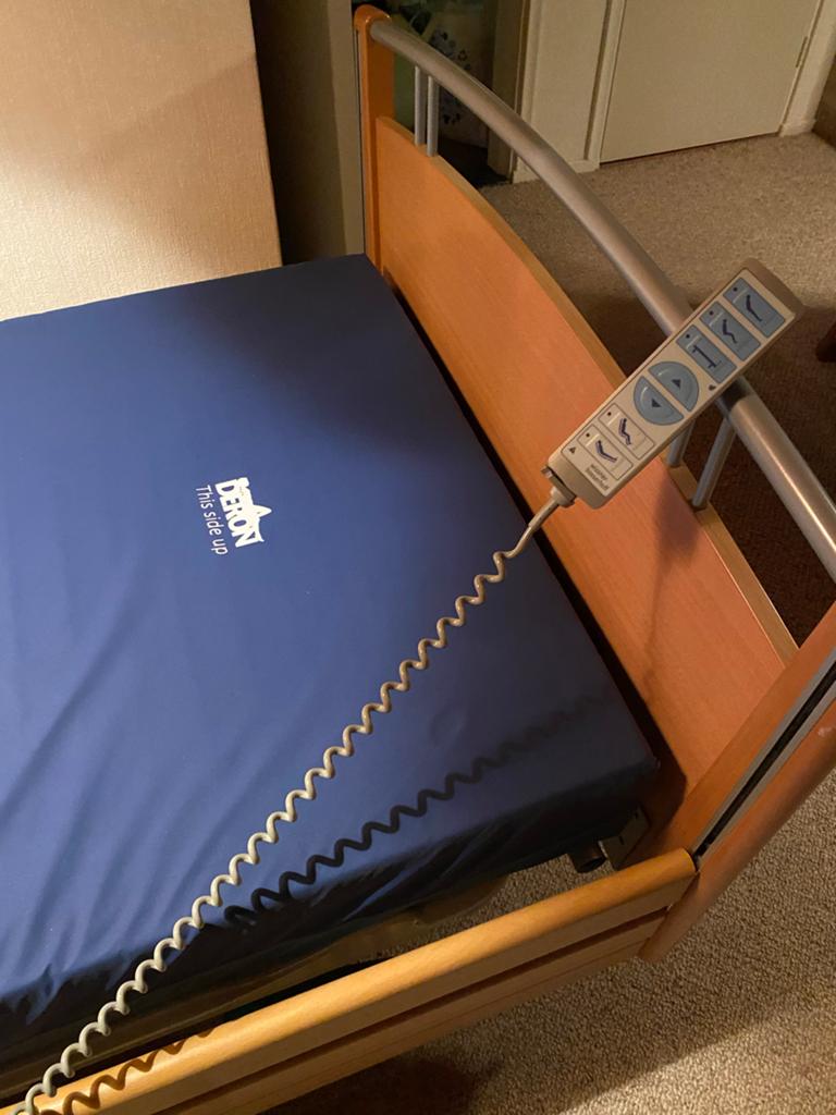 Ziekenhuisbed met afstandsbediening en anti decubitus matras, Ophalen