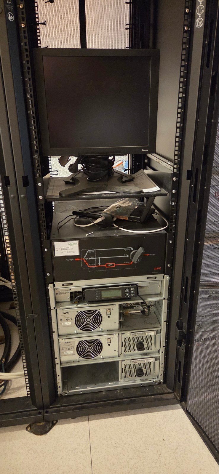 APC Symmetra LX 8kVA UPS met Rack en PDU's, Computers en Software, Noodvoedingen (UPS), Ophalen, Gebruikt
