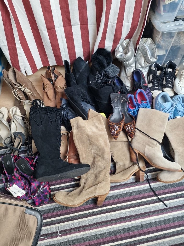 Partij schoenen en kleding, Ophalen of Verzenden, Zo goed als nieuw, Overige kleuren, Sneakers of Gympen