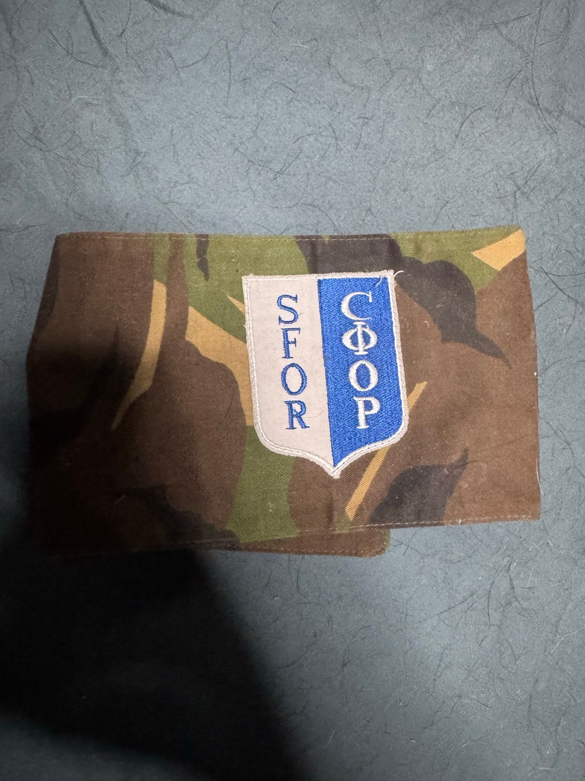 SFOR Camouflage Armband - Militair Verzamelobject, Ophalen of Verzenden, Landmacht, Overige gebieden, Embleem of Badge