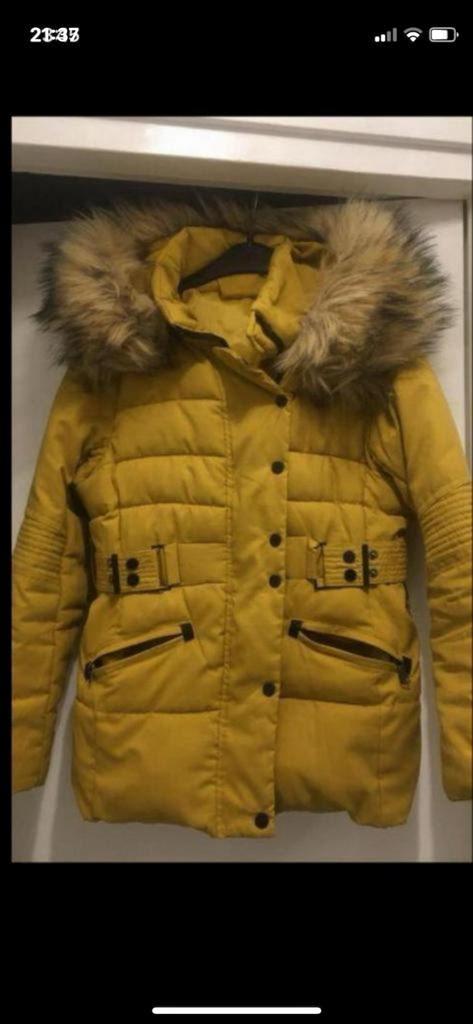 Gele winterjas met bontkraag - Maat 40, Kleding | Dames, Jassen | Winter, Ophalen, Zo goed als nieuw, Maat 38/40 (M), Geel