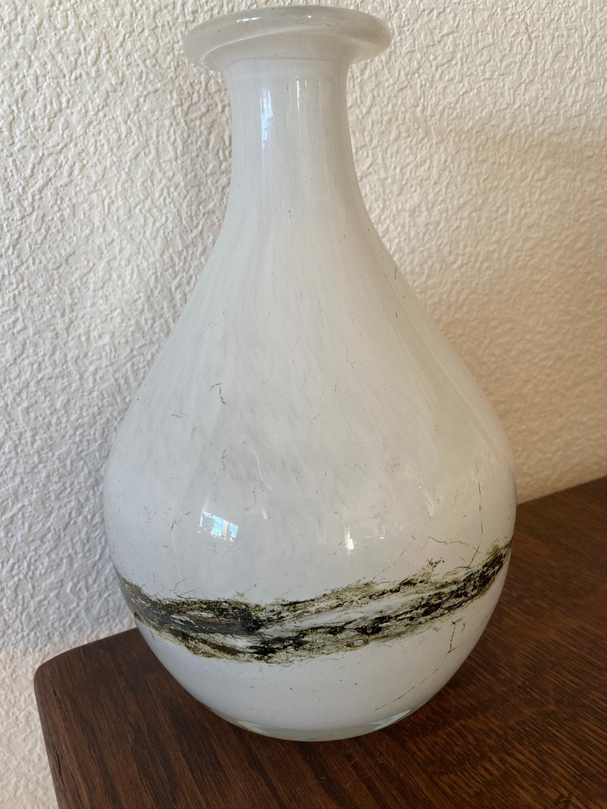 Magnor Studio Art Glass Vaas Wit Opaal Groen Poederglas, Glas, Wit, Vaas, Handgemaakt