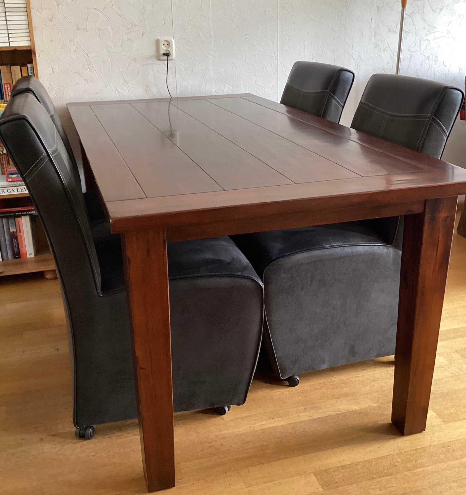 4 nette eetkamer stoelen op wieltjes, zonder de tafel, Huis en Inrichting, Ophalen, Zo goed als nieuw, 4 tot 6 stoelen