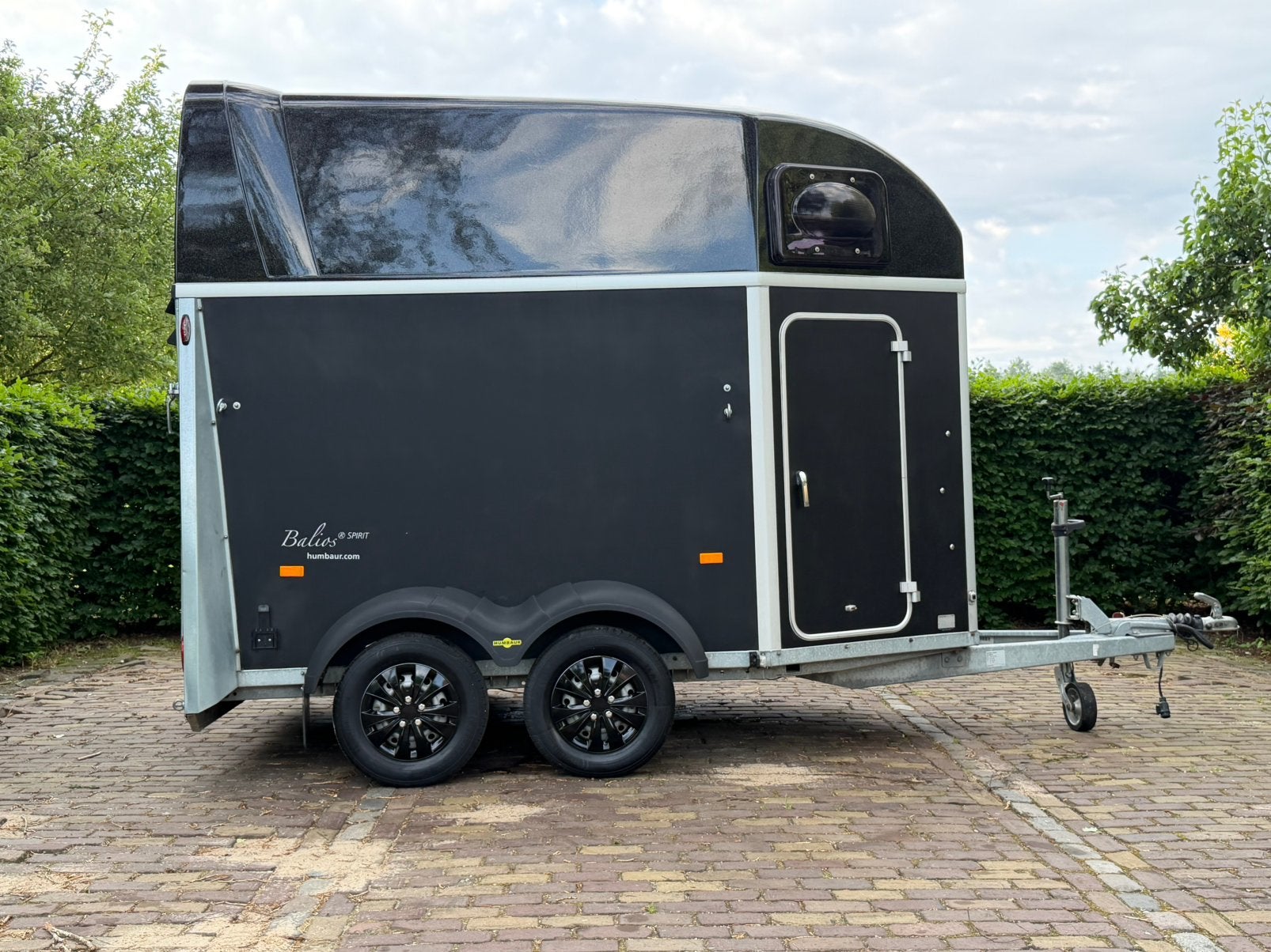 Prachtig mooie 2 paards humbaur met zadelkamer, Ophalen, Zo goed als nieuw, 2-paards trailer, Info@ttpaardentrailers.nl