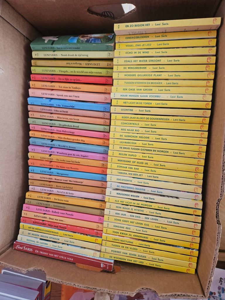 65x Leni Saris boeken, Ophalen of Verzenden, Gelezen