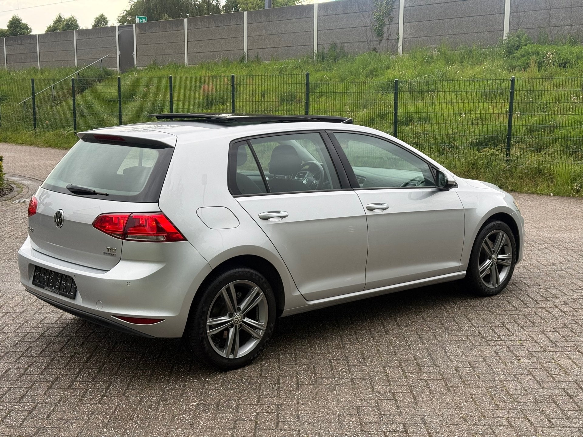 Volkswagen Golf 1.2 TSI High Line PANO I PDC I R LINE VELGEN, Auto's, Voorwielaandrijving, Gebruikt, 82 pk, Origineel Nederlands