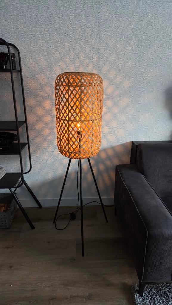 Staande Rieten / Rotan lamp op drie zwarte poten, Ophalen, Zo goed als nieuw, Overige materialen, 100 tot 150 cm