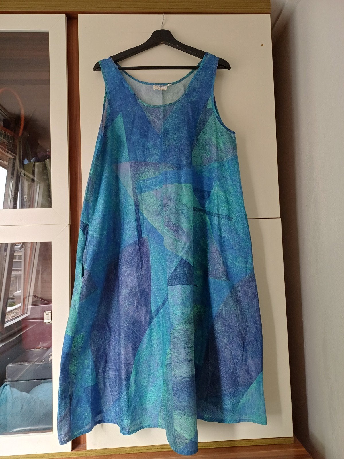 FINN FASHION JURK.  NIEUW, Kleding | Dames, Ophalen of Verzenden, Nieuw, Maat 42/44 (L), Onder de knie