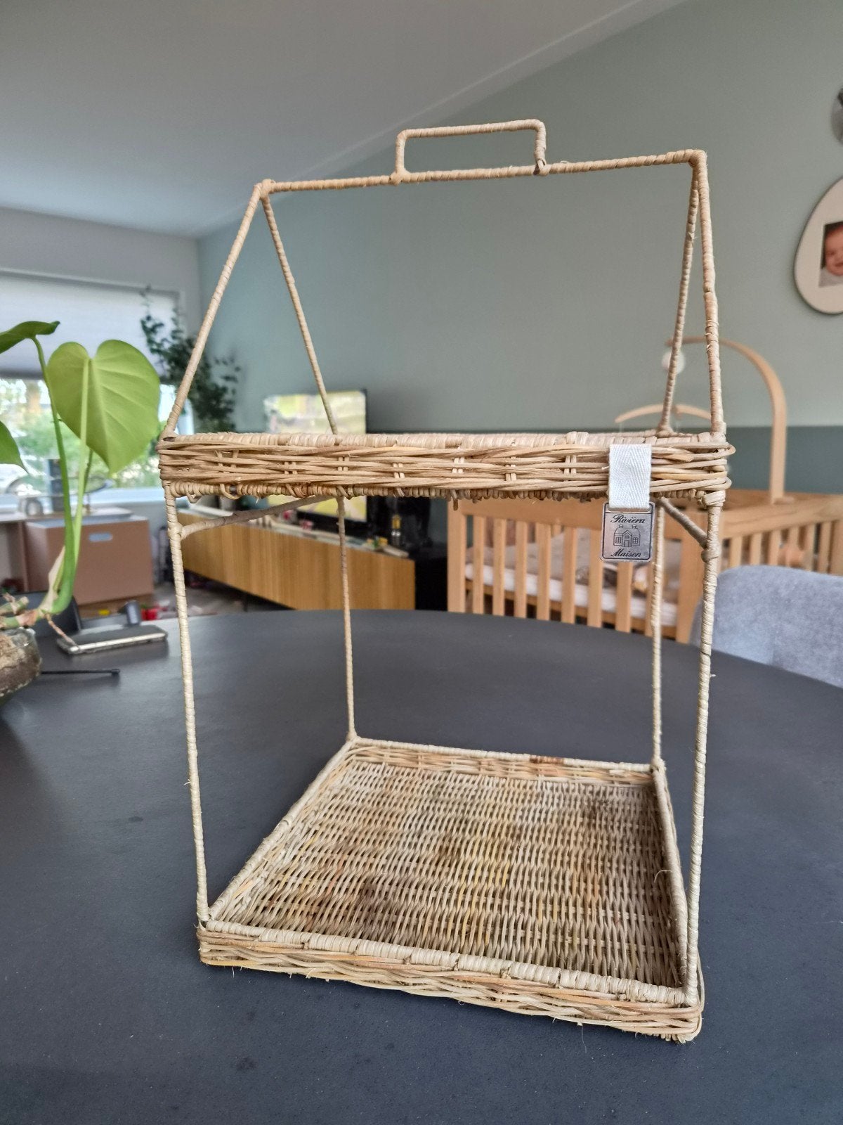 Rivièra Maison rotan display rekje/mandje, Ophalen, Gebruikt, Beige, Landelijk