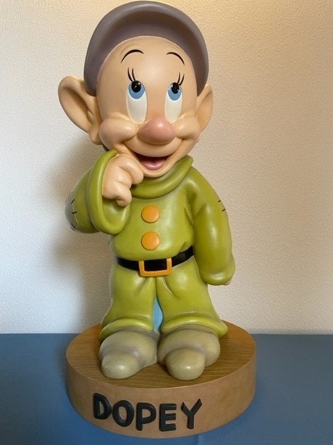 Big Figurine Dopey (Stoetel) met base, Ophalen of Verzenden, Sneeuwwitje of Doornroosje, Zo goed als nieuw, Beeldje of Figuurtje