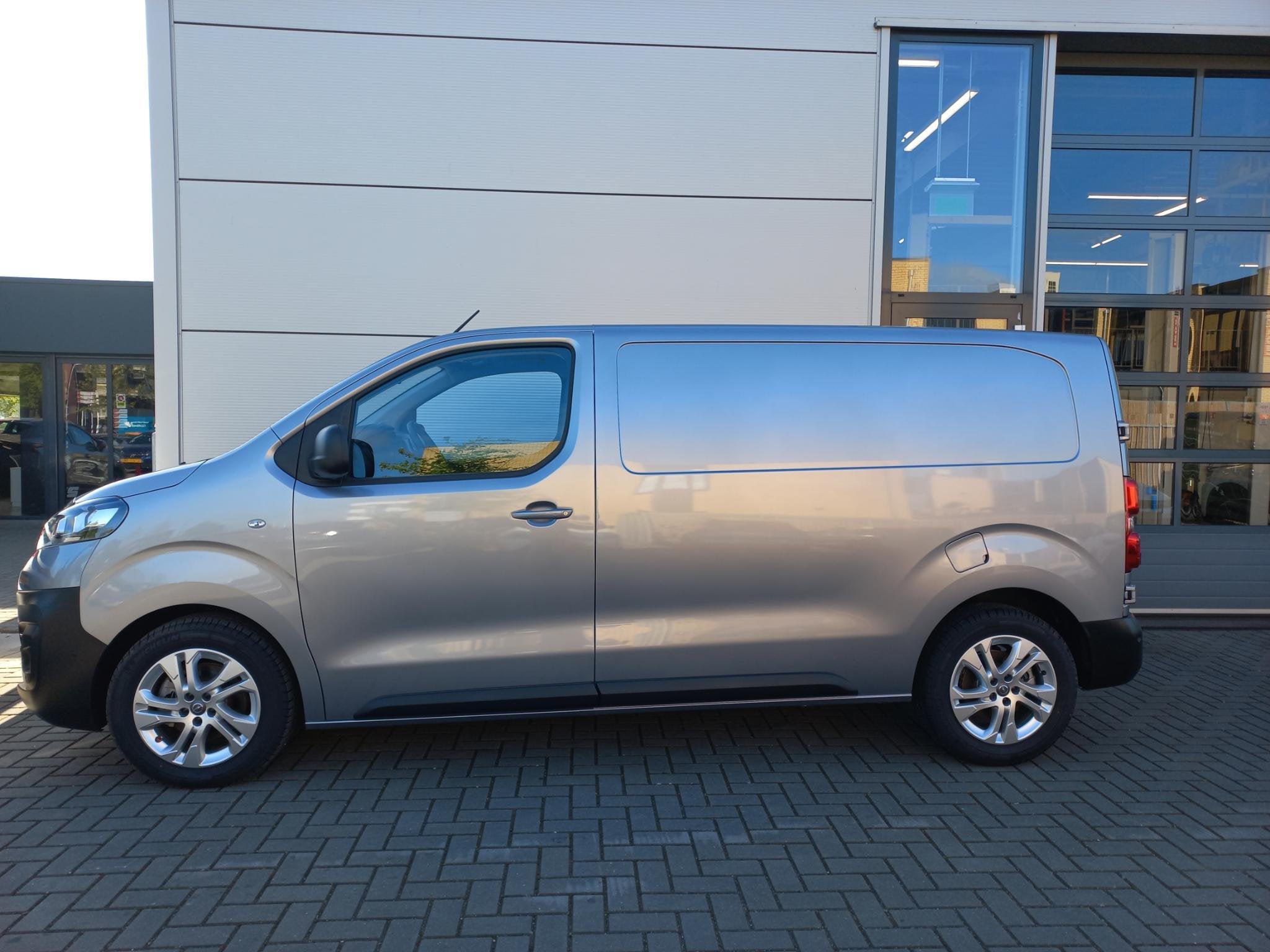 Opel Vivaro 2.0 CDTI 177pk L2H1 Innovation Automaat | Climat, Gebruikt, Euro 6, 4 cilinders, Leder en Stof