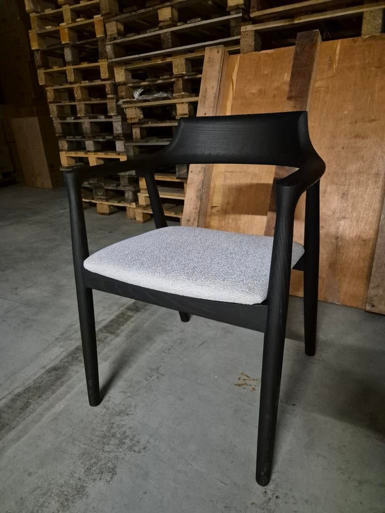 Partij eikenhouten stoelen met gestoffeerde zitting 50 stuks, Ophalen, Gebruikt, Modern, Restaurant, Horeca, Zwart