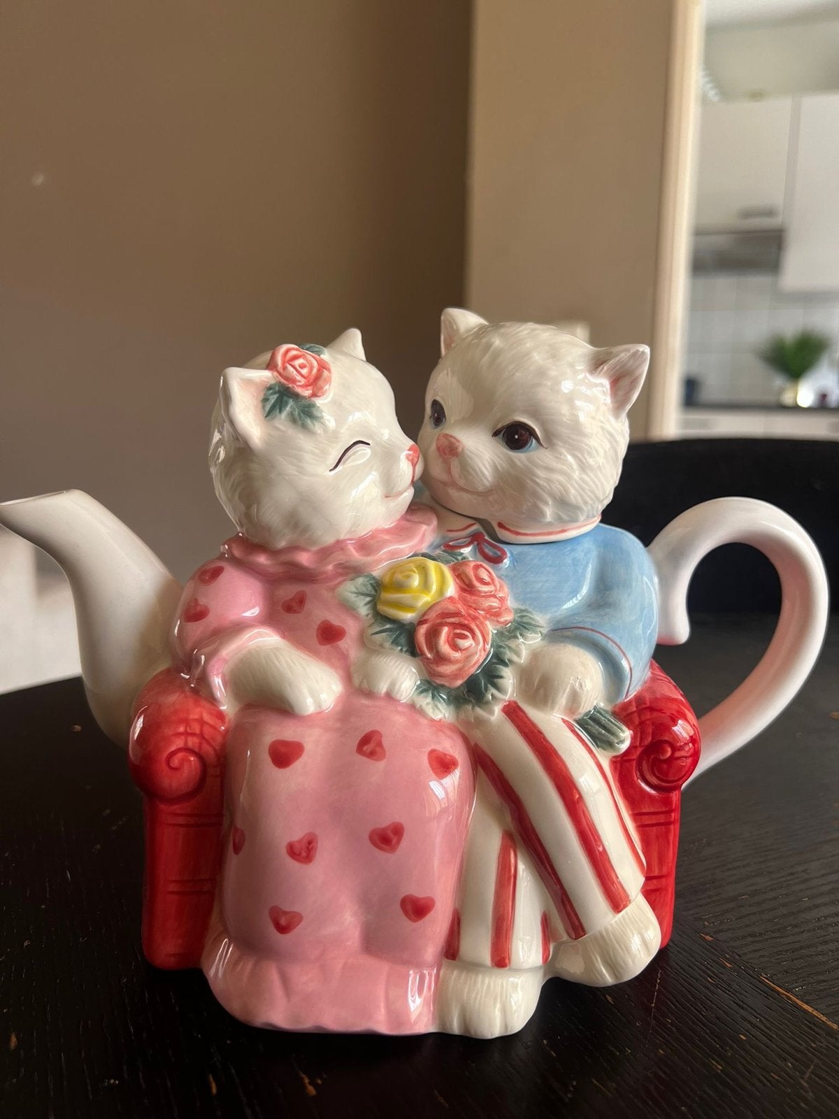 Unieke theepot met kattenpaar - Romantisch design, Theepot/fluitketel, Ophalen of Verzenden, Zo goed als nieuw, Steen/keramiek