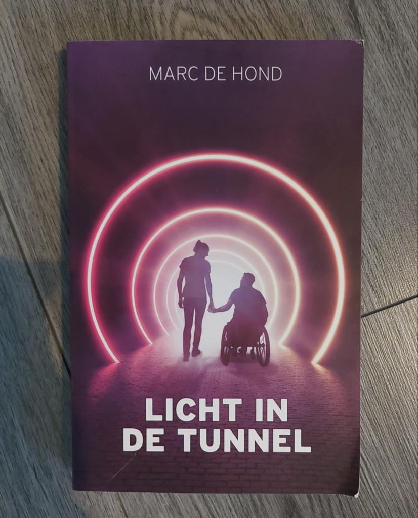 Licht in de Tunnel - Marc de Hond (Boek), Boeken, Ophalen of Verzenden, Gelezen, Marc de Hond, Nederland