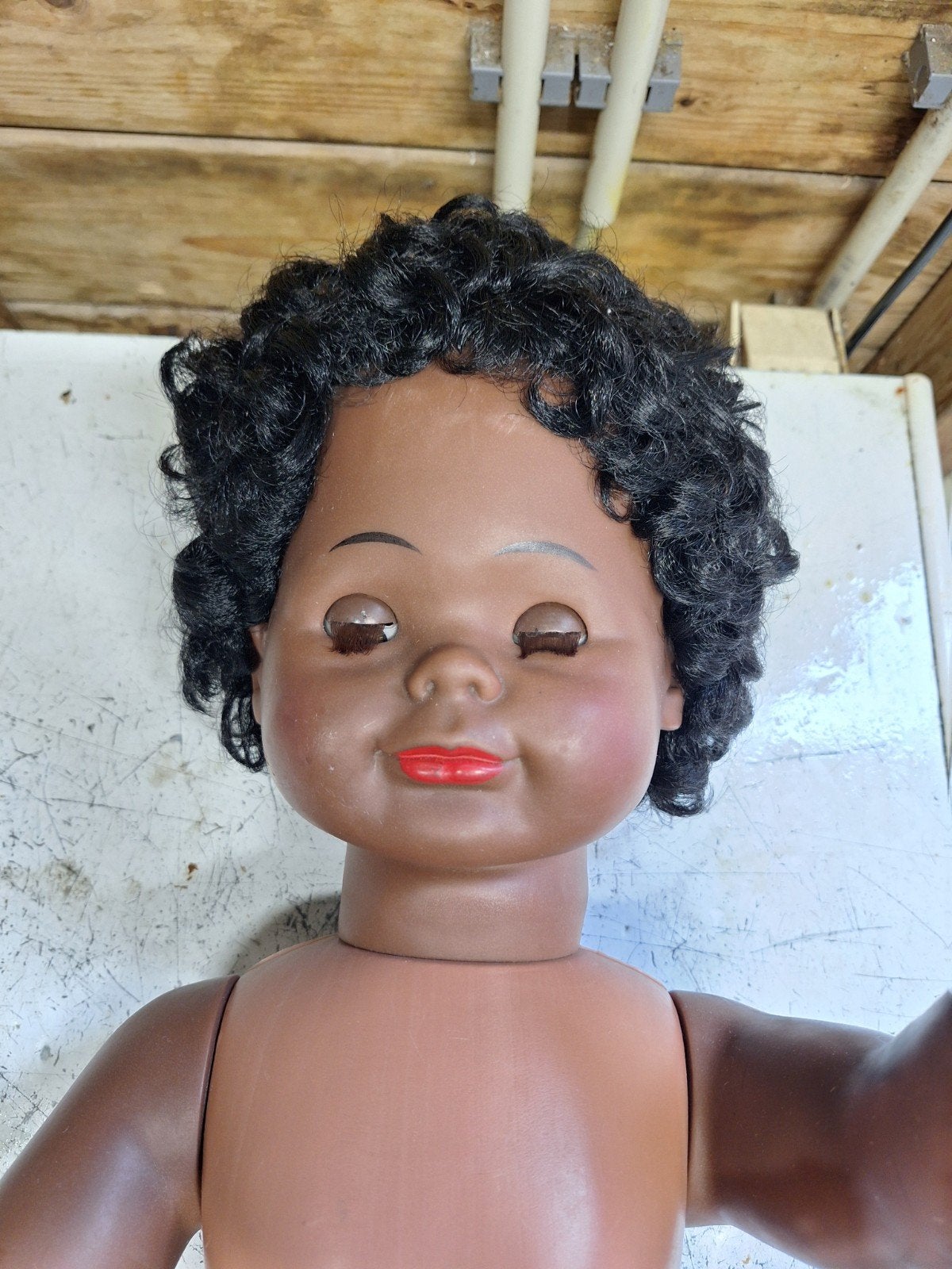 Lissi Batz 65cm Vintage Babypop donkere huidskleur + krullen, Ophalen of Verzenden, Zo goed als nieuw, Babypop