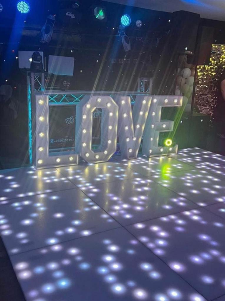 LOVE licht letters, Hobby en Vrije tijd, Feestartikelen | Verhuur, Ophalen, Zo goed als nieuw, Geboorte of Huwelijk