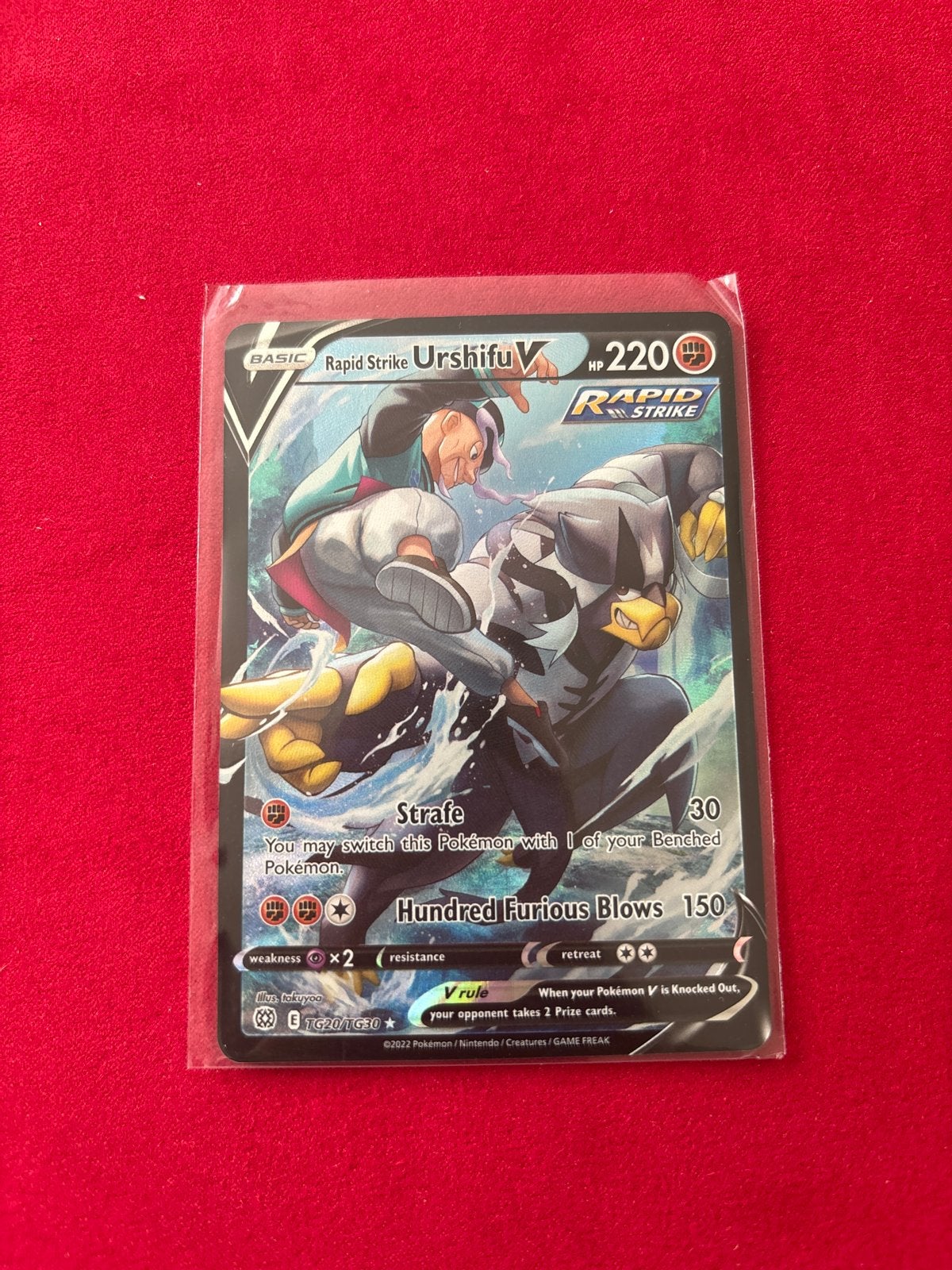 Pokémon Kaart: Rapid Strike Urshifu V (220 HP), Ophalen of Verzenden, Zo goed als nieuw, Losse kaart