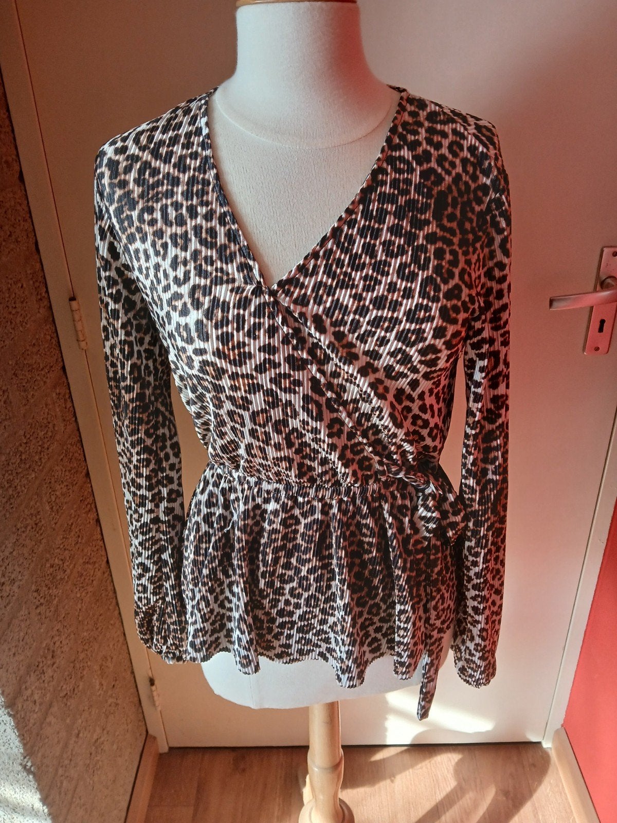 Dames blouse - luipaardprint - geplooide wikkelblouse - xs, Kleding | Dames, Bruin, Ophalen of Verzenden, Zo goed als nieuw, Lange mouw