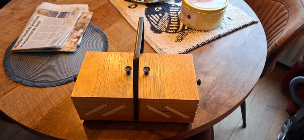 Vintage houten naaidoos met uitschuifbare vakken, Ophalen, Gebruikt, Overige typen