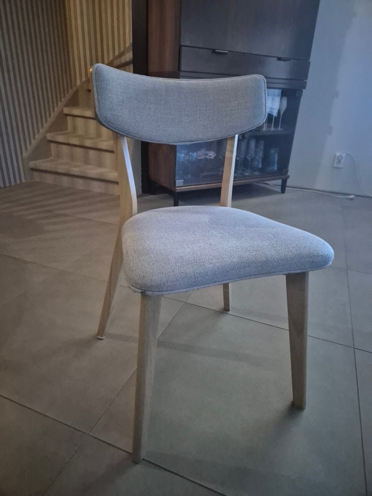 Set van 4 moderne eetkamerstoelen met stoffen bekleding, Huis en Inrichting, Ophalen, Hout, Gebruikt, Vier