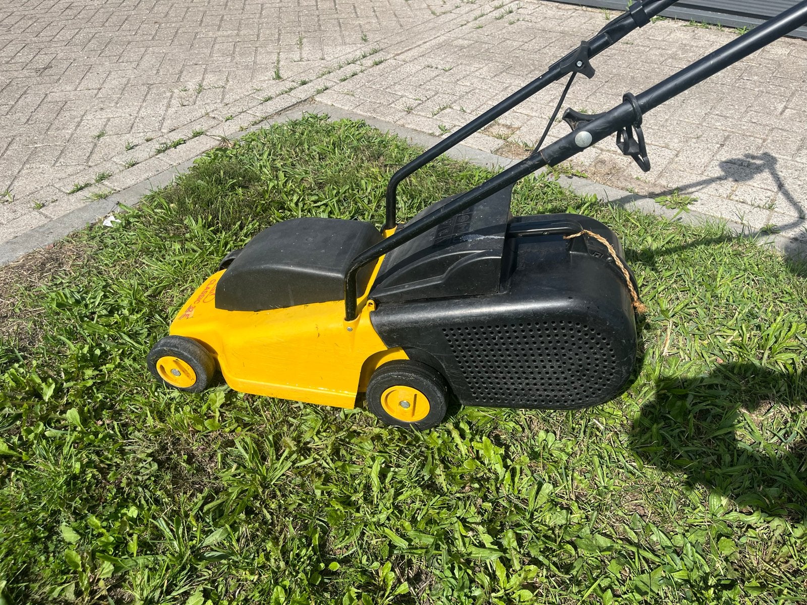 Alko elektrische grasmaaier 32 cm met 20m snoer, Ophalen of Verzenden, Gebruikt, 30 t/m 39 cm, Elektrische grasmaaier