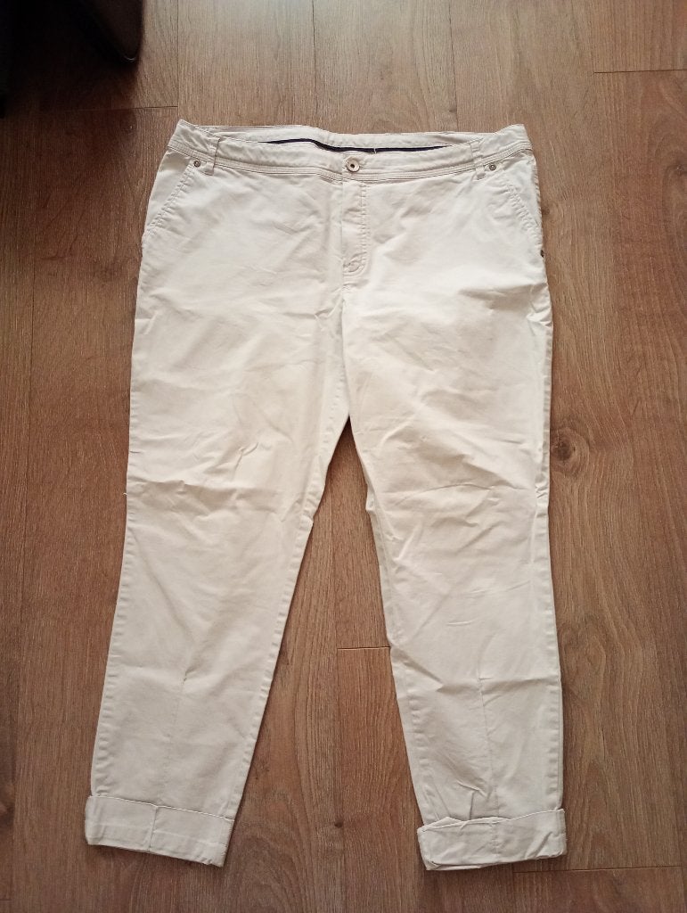 Mooie beige broek mt 44, Kleding | Dames, Broeken en Pantalons, Maat 42/44 (L), Ophalen of Verzenden, Zo goed als nieuw, Lang