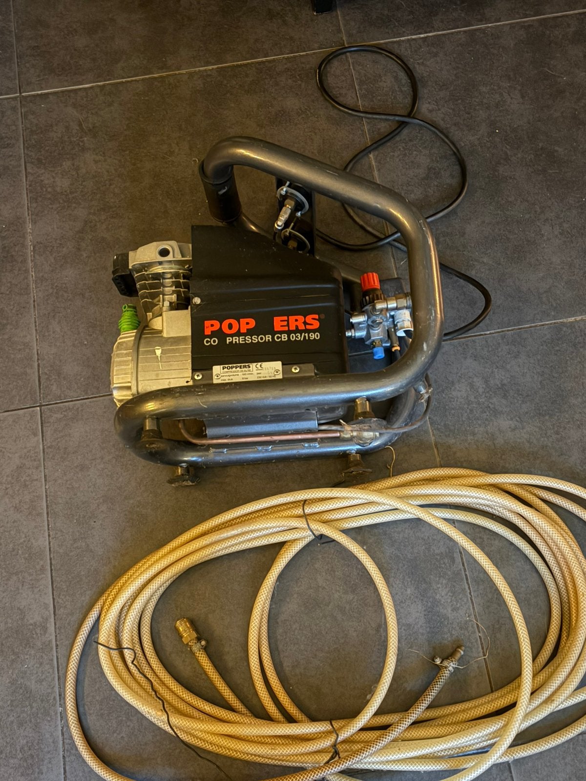 Compressor met tackers en nagels/nieten, Doe-het-zelf en Verbouw, Compressors, Gebruikt, 6 tot 10 bar, Minder dan 25 liter, Minder dan 200 liter/min