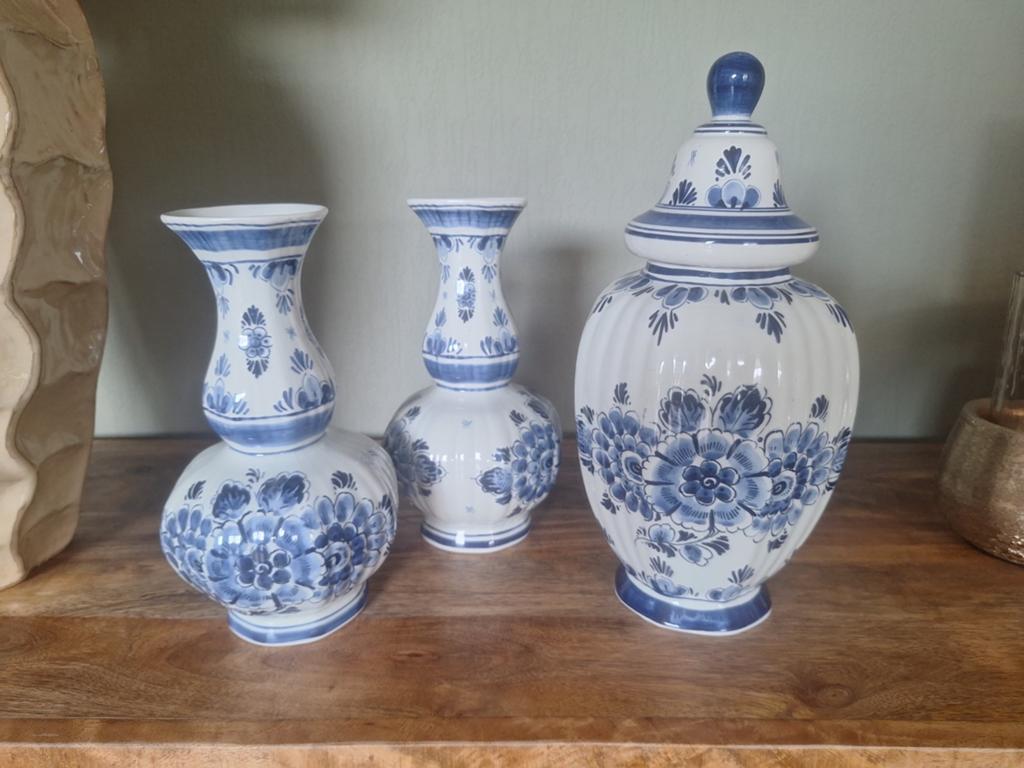 Delfsblauwe vaasjes en pot, Ophalen