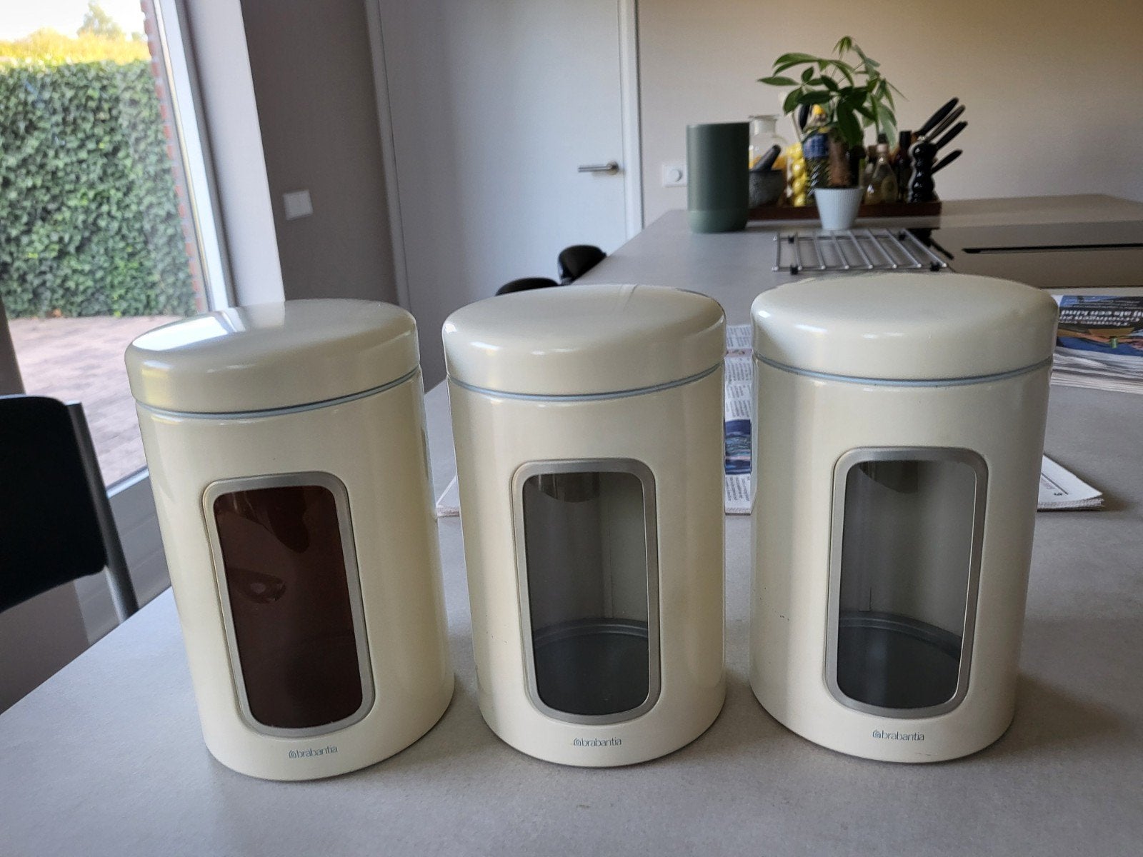 Brabantia voorraadbussen, Ophalen
