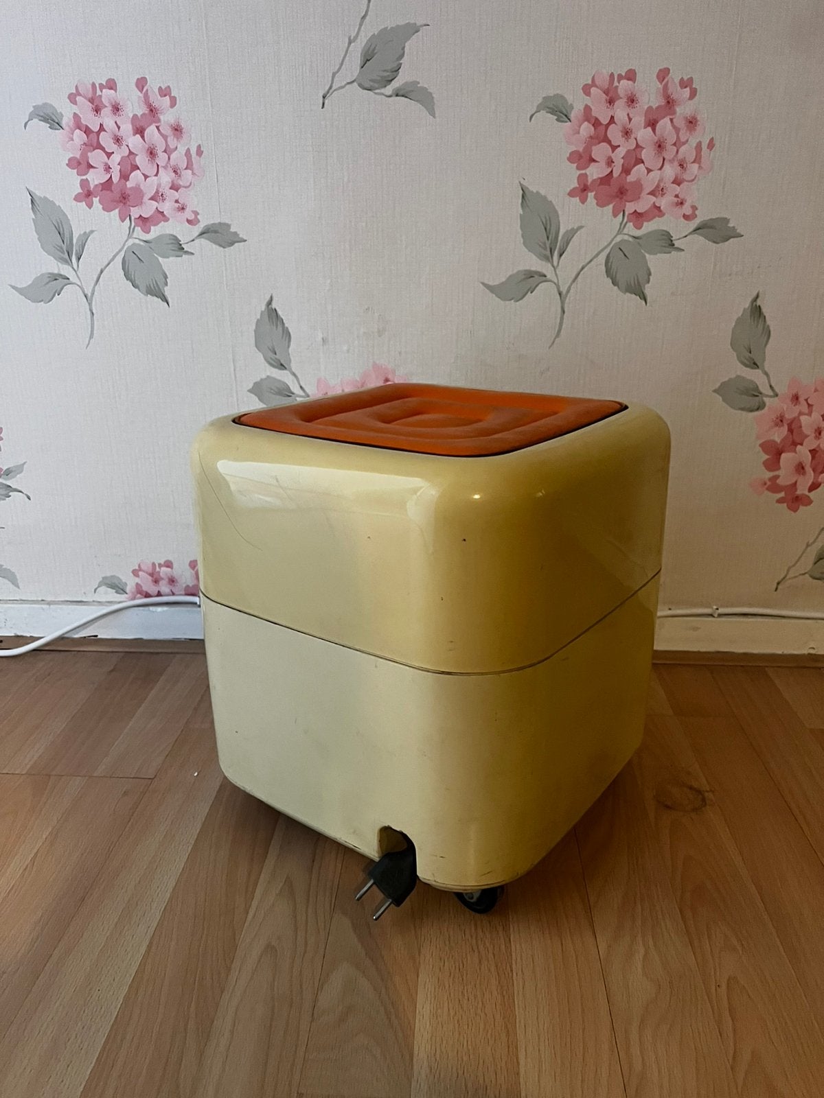 Retro vintage spage age stofzuiger & poef in 1, Verzamelen, Retro, Ophalen, Huis en Inrichting