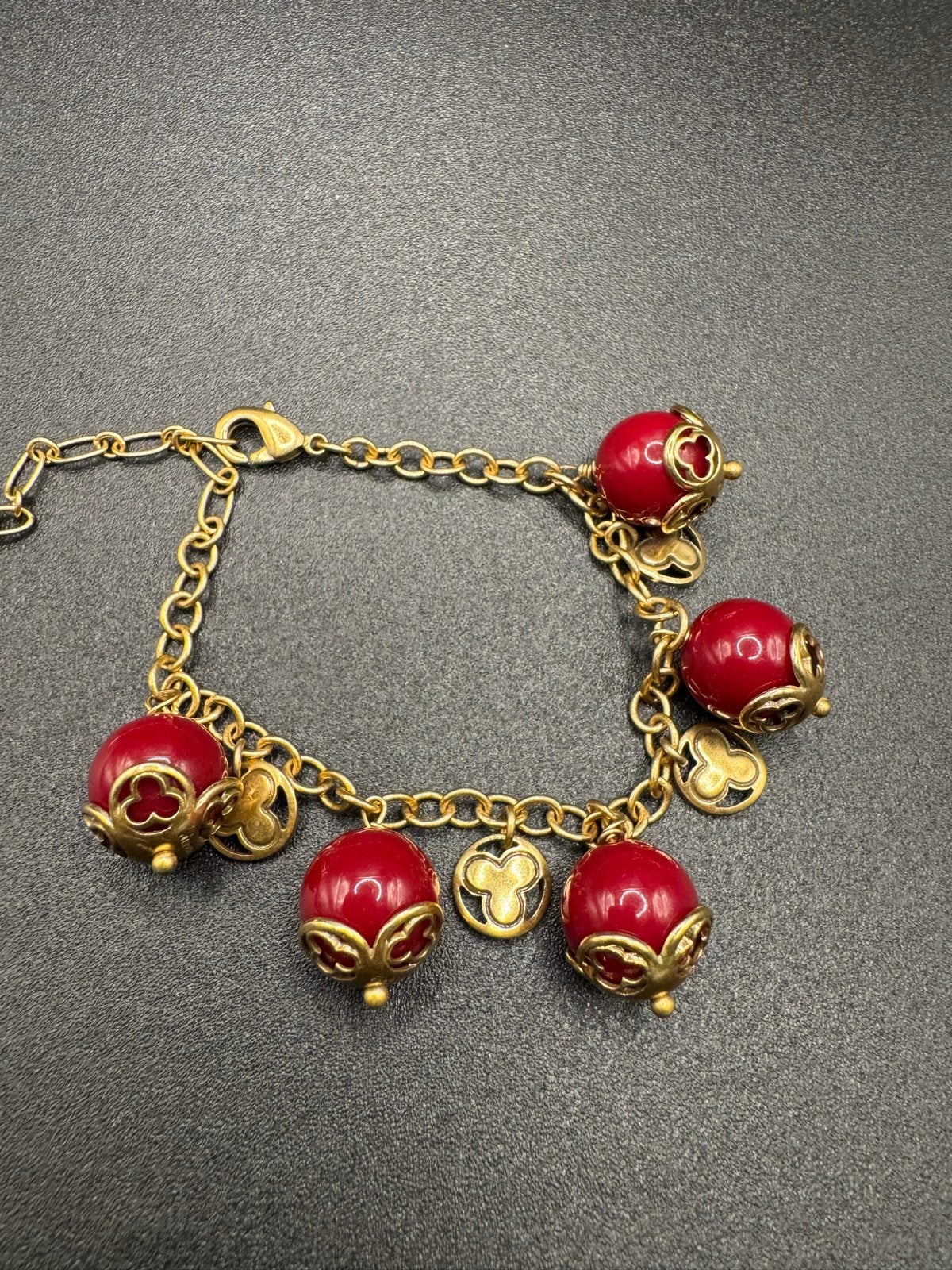 Pilgrim Armband met Rode Kralen en Gouden Details, Overige materialen, Verzenden, Zo goed als nieuw, Met bedels of kralen