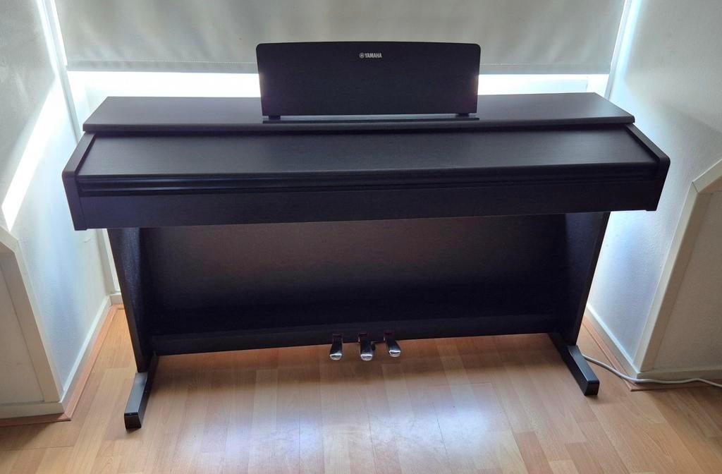 Yamaha Arius YDP-144 digitale piano, Ophalen, Zo goed als nieuw, Zwart